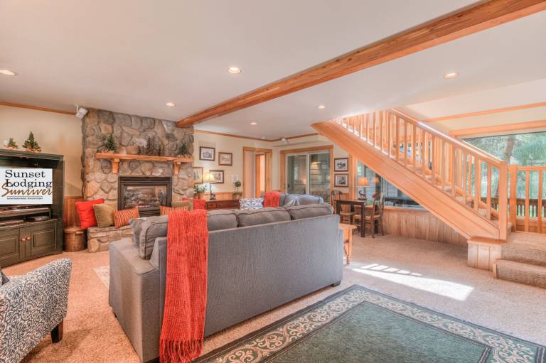 Beautiful Home Near River, Hot Tub, SHARC Passes — photo 4