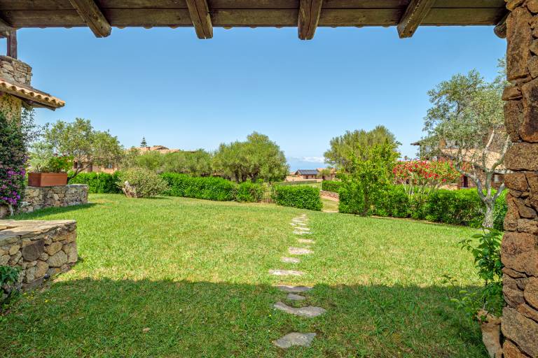 Holiday apartment with BBQ, garden & pool | Garden view — photo 4