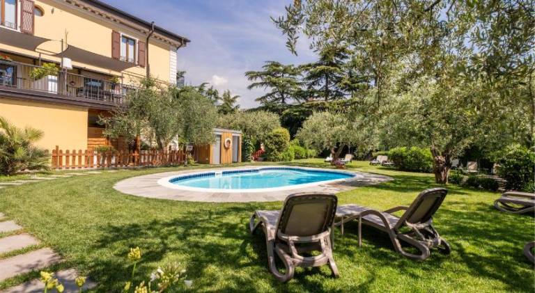 Serviced apartment with garden, patio & pool — photo 3