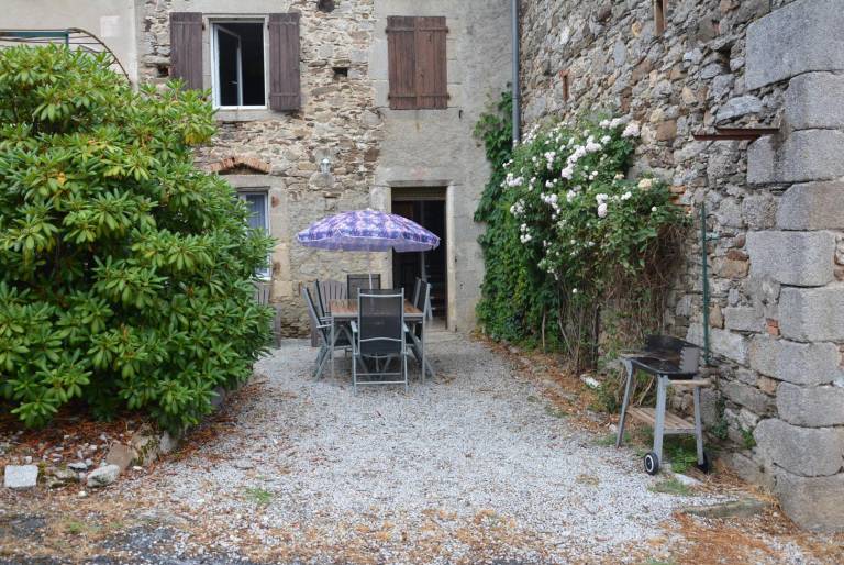 Gite with barbecue, terrace & garden — photo 4