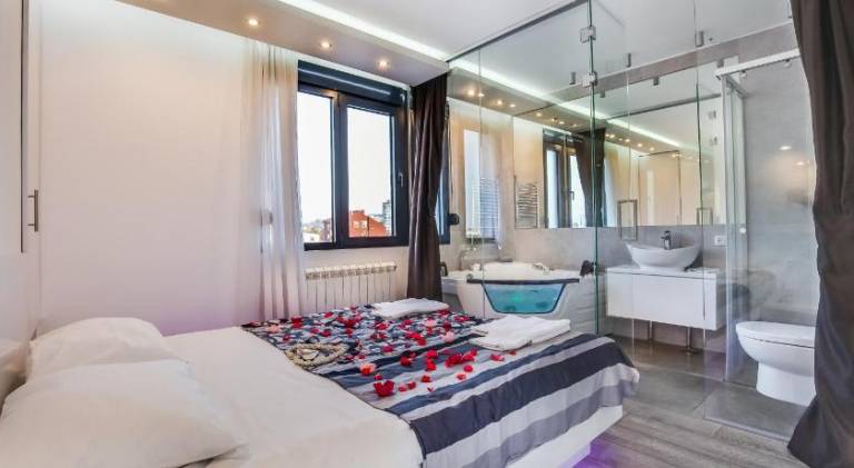 Holiday apartment with patio & hot tub | Next to Nikola Tesla Museum | Good for workation in Belgrade