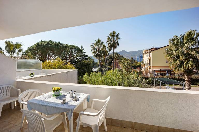 Apartment with garden & pool | Garden view — photo 2