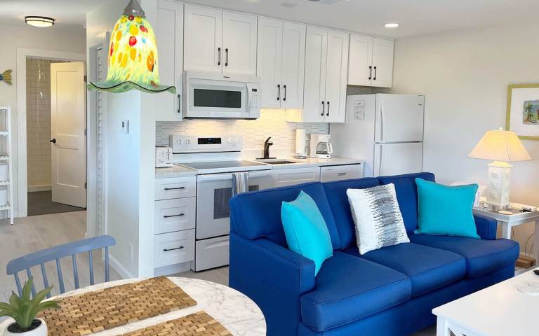 Condo with pool & BBQ | Water view — photo 5