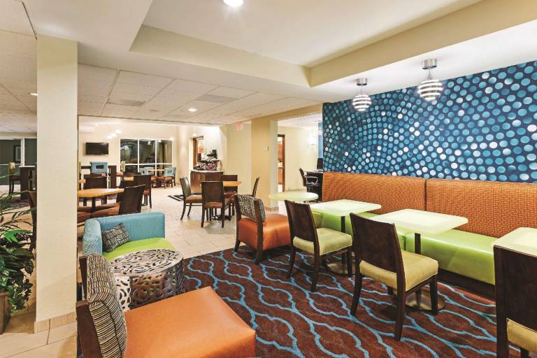 La Quinta Inn & Suites by Wyndham Knoxville Airport — photo 4