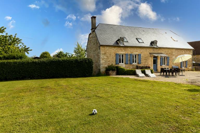 Child-friendly vacation home with pool, fast internet & grill | Garden view | Perfect for remote work | Dogs allowed — photo 2