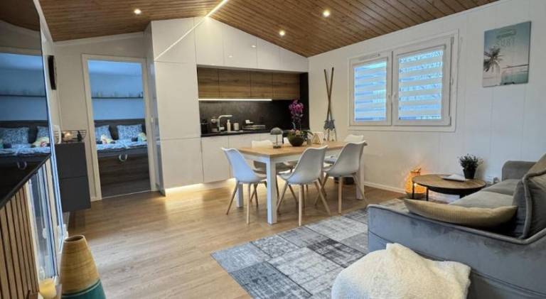 Fully equipped holiday apartment with hot tub, garden & patio | Pets allowed — photo 2