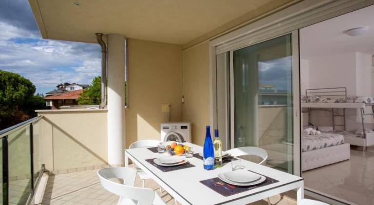 Serviced apartment with jacuzzi, yard & terrace — photo 5