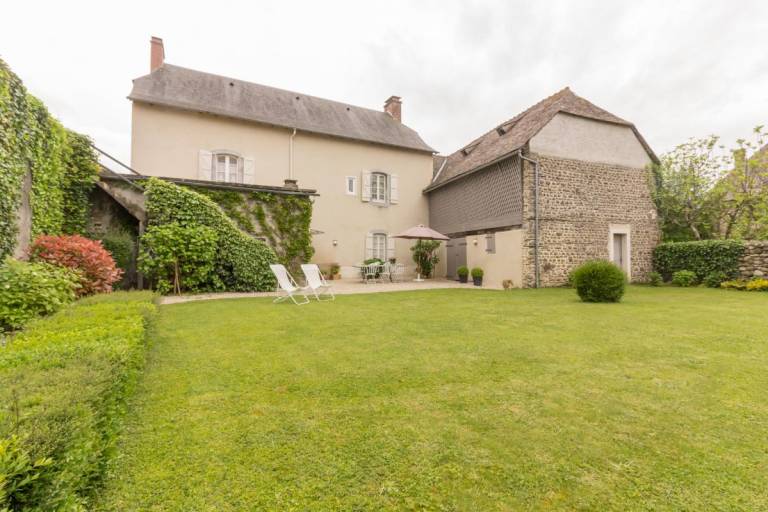 Gite with yard & barbeque in Odos