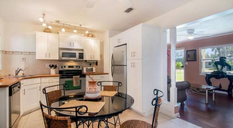 Elegant Retreat Close to Beach & Arts District — photo 3