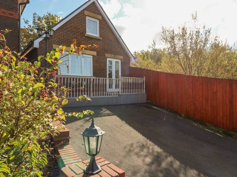 Cottage with garden — photo 2