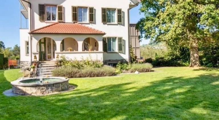 Charmante Villa mit Seeblick