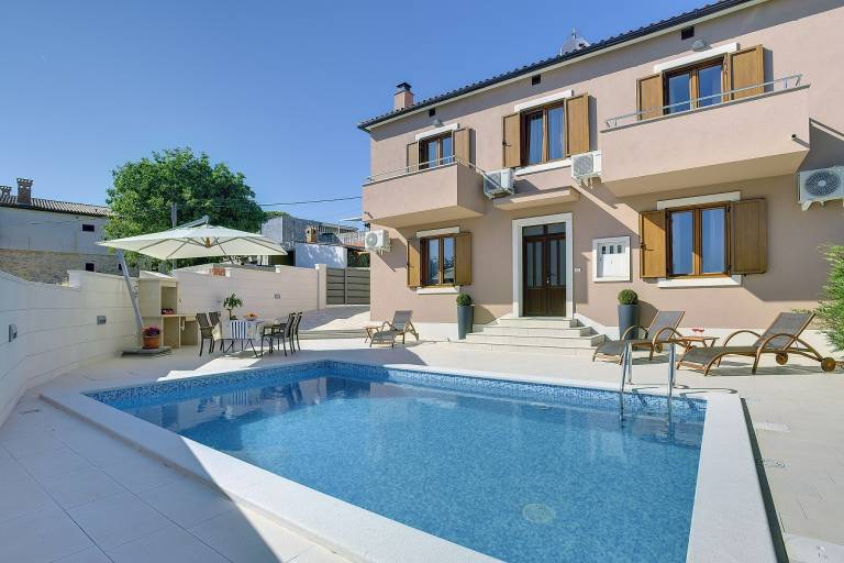 Beautiful villa with private pool only 1 km from the beach in Medulin
