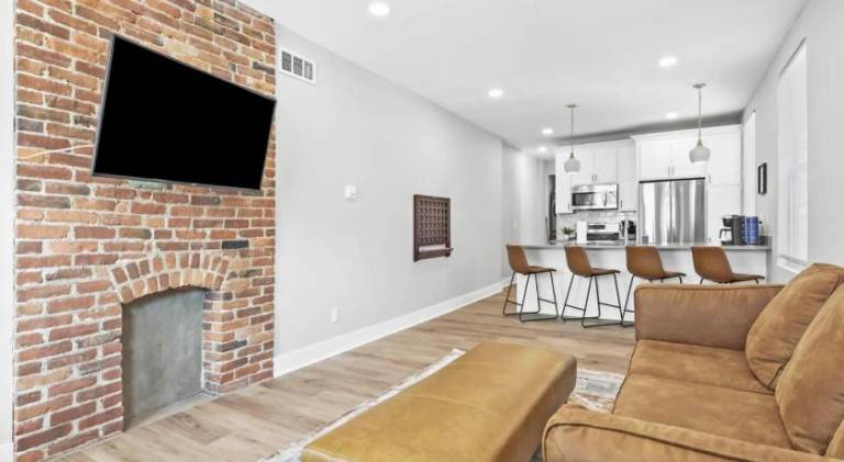 Massive home downtown with Hot Tub in Franklin, OH
