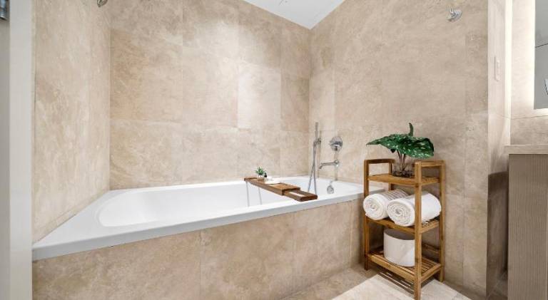 Serviced apartment with yard, sauna & hot tub | Close to Miami Beach Botanical Garden — photo 4