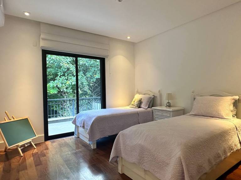 Family-friendly charming house with barbeque, yard & private pool | Pet-friendly — photo 4