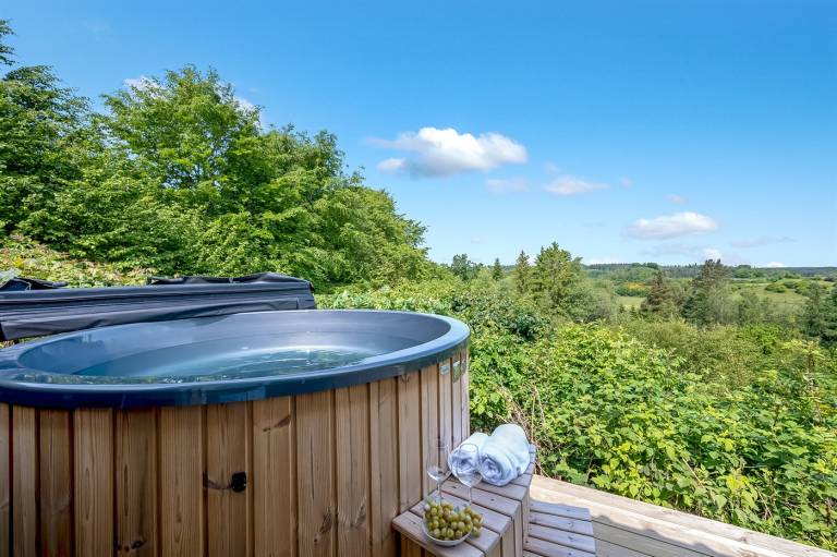 Vacation home with terrace, BBQ & hot tub — photo 2