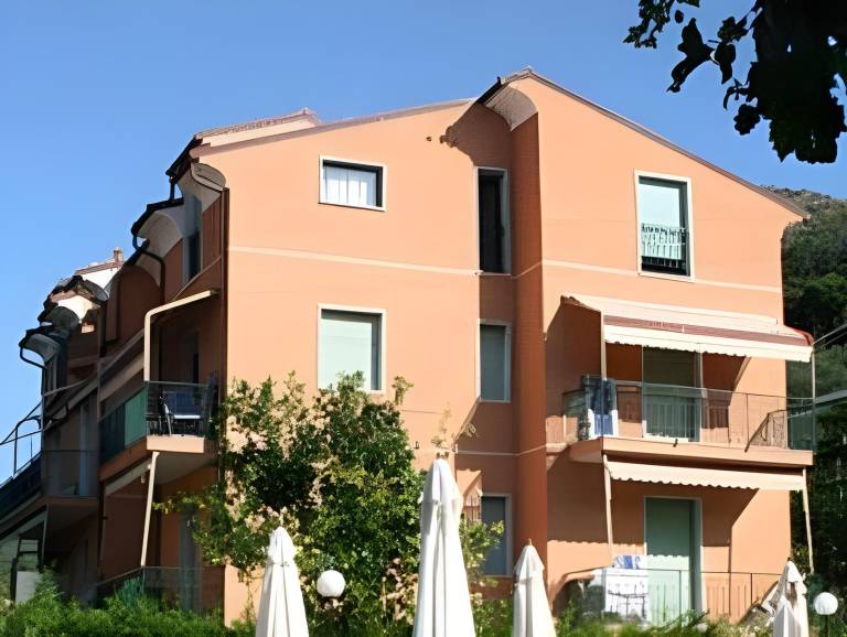 Serviced apartment with barbecue & pool in Pietra Ligure