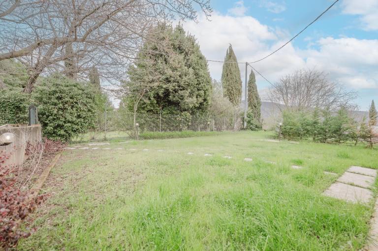 Apartment with yard & patio | Mountain view — photo 2