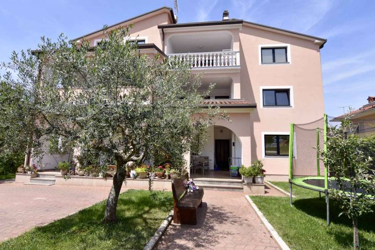 Holiday apartment with yard & barbecue in Umag