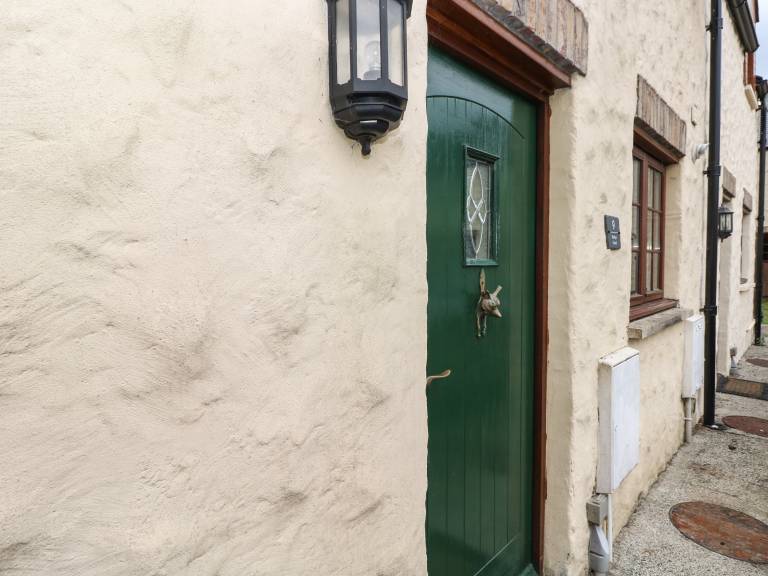 Family-oriented cottage with yard & jacuzzi | Pets are welcome — photo 2