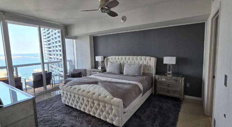 Apartment with pool | Near Bayfront Park in Miami, FL