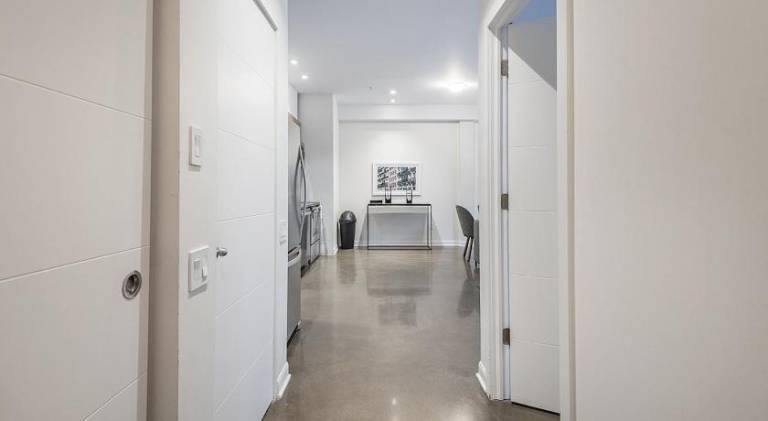 Luxury Old Montreal Suite with Soaring Ceilings — photo 5