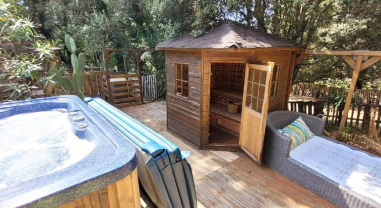 House with hot tub, patio & sauna — photo 4