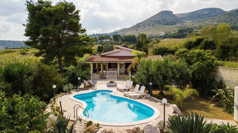 Child-friendly villa with barbeque & private pool | Dogs allowed — photo 5