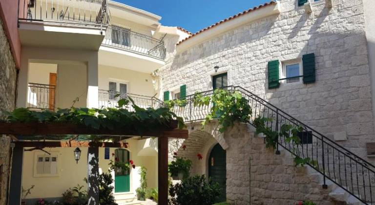 Rental apartment with terrace in Brela