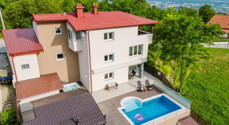 Villa with pool & hot tub | Pets allowed — photo 5