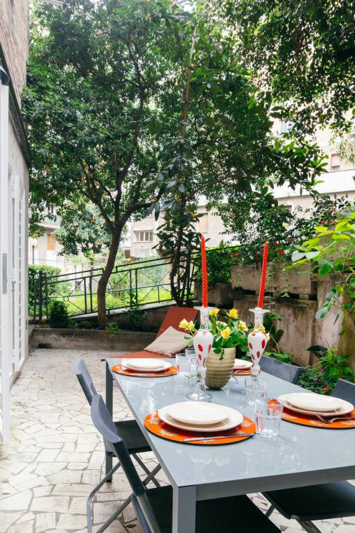 Central apartment whit garden and private parking