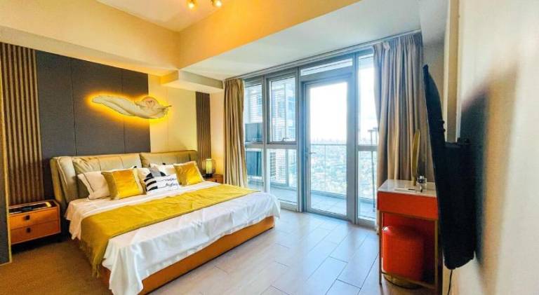 Luxury 2BR Penthouse Across Uptown BGC I Modern — photo 2