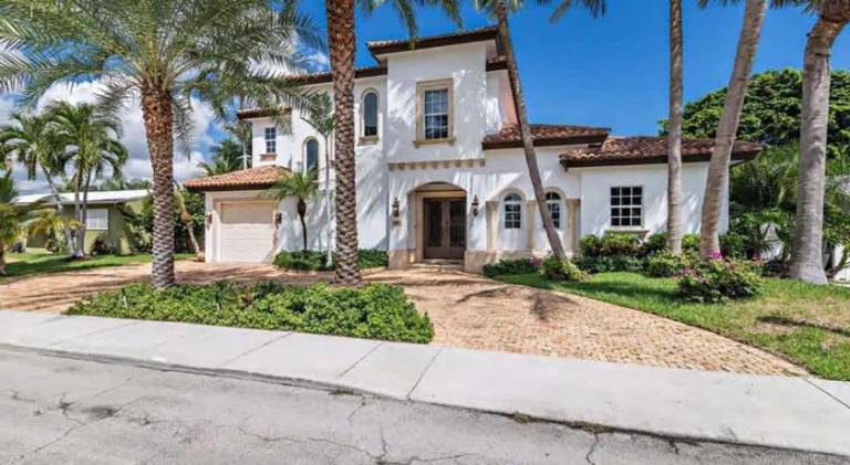 House with pool in West Palm Beach, FL