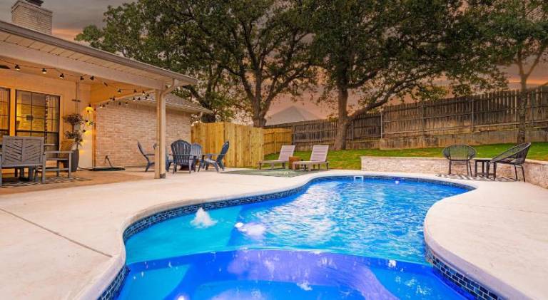 House with pool — photo 3
