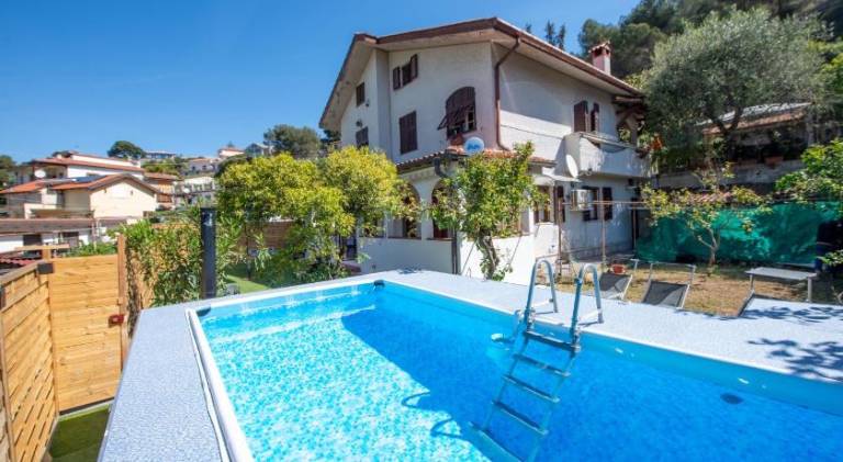 Vacation home with pool & hot tub | Pets are welcome in Bordighera