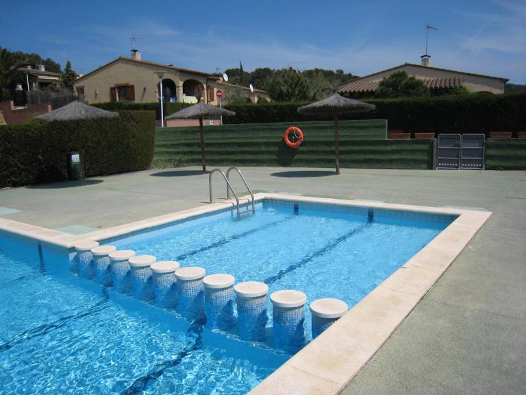 Vacation home with pool & garden — photo 2