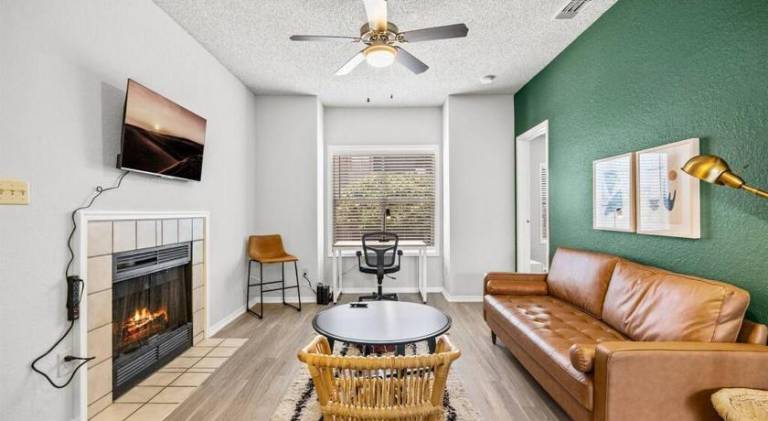 Apartment with pool in Austin, TX