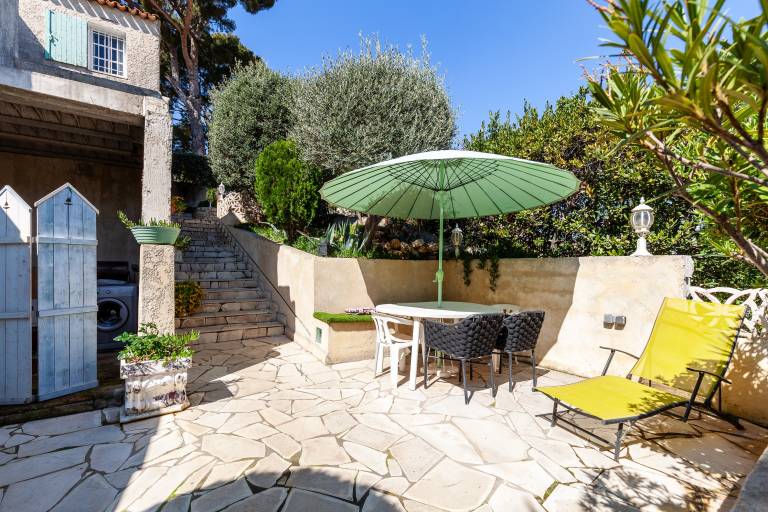 Lovely holiday apartment with yard, fast internet & patio | Garden view | Next to the beach | Pets allowed in Cassis