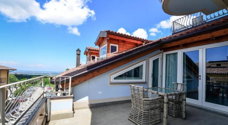 Beautiful serviced apartment with patio | Pets allowed — photo 2