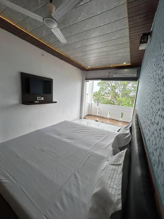 House with 1 room for 3 persons in Tola