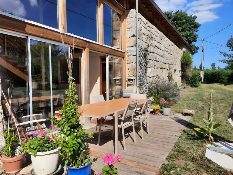 House with patio, fast internet & yard | Garden view | Dogs allowed — photo 3