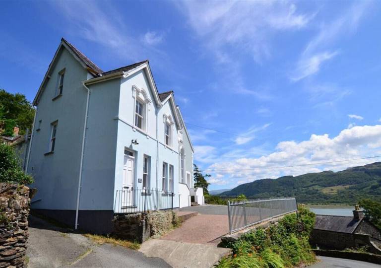 House  Llanelltyd