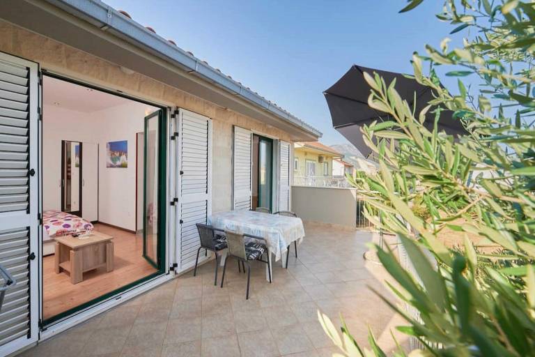 Pleasant rental apartment with patio, BBQ & garden | Next to the beach | Pets allowed in Okrug