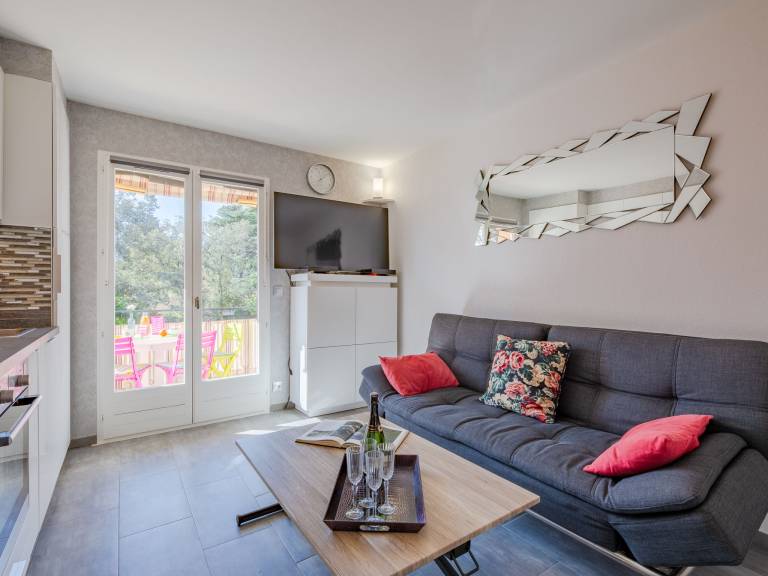 Apartment with garden — photo 2