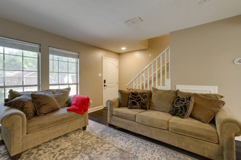 Near Airport & Interstate: Houston Area Townhome — photo 5