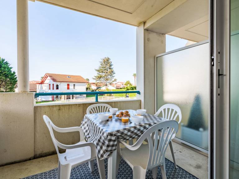 Holiday apartment with pool, patio & yard — photo 3