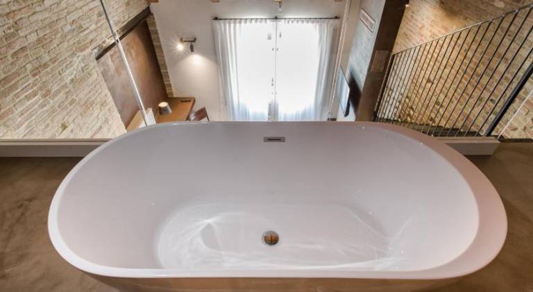 Farm with pool, patio & jacuzzi | Pets allowed — photo 3
