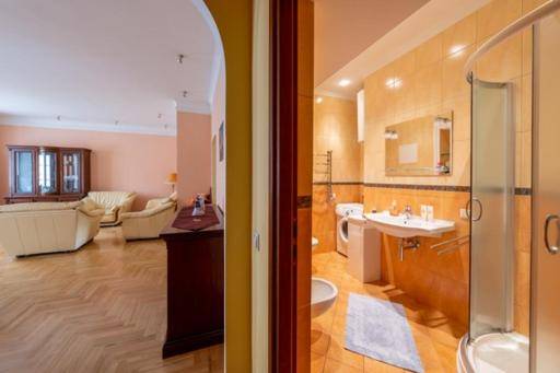 HaPPy Inn ArkA the heart of Old Town, Self-Check-in, A-C, Car-Parking, Balkony — photo 2