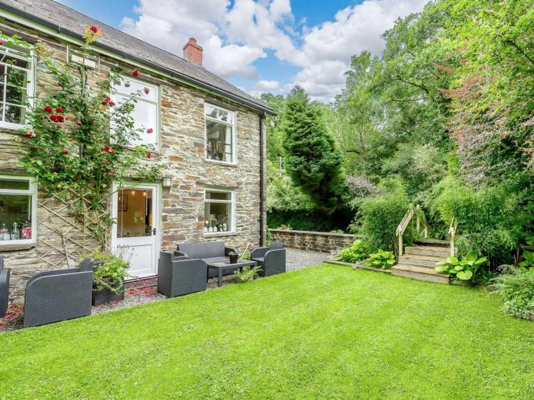 Cottage with garden | Water view — photo 3