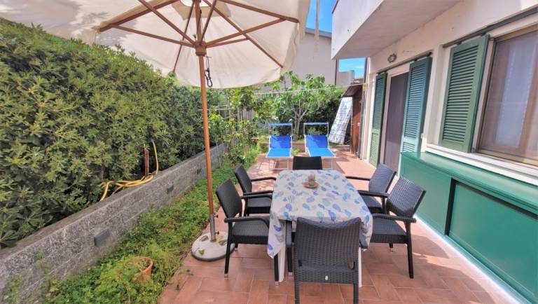 Holiday apartment with yard — photo 2